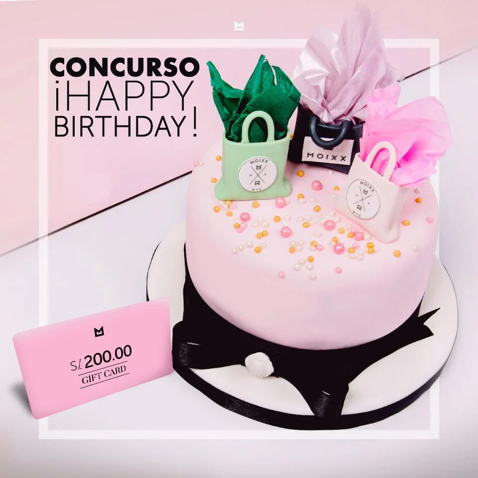 Torta rosa decorada con bolsas de regalo pequeñas y tarjeta regalo de 200 soles, concurso Happy Birthday