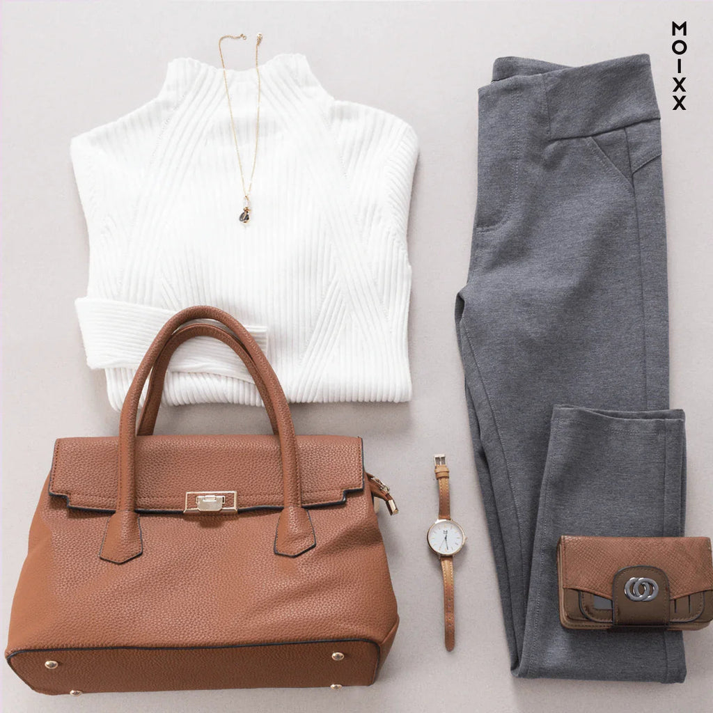 Conjunto de ropa y accesorios: suéter blanco, pantalón gris, bolso marrón, reloj y cartera