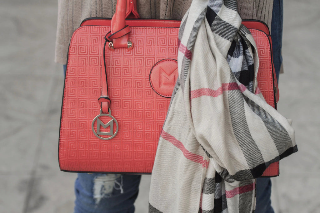 Bolso rojo elegante con patrón geométrico y bufanda a cuadros en tonos beige, negro y rojo