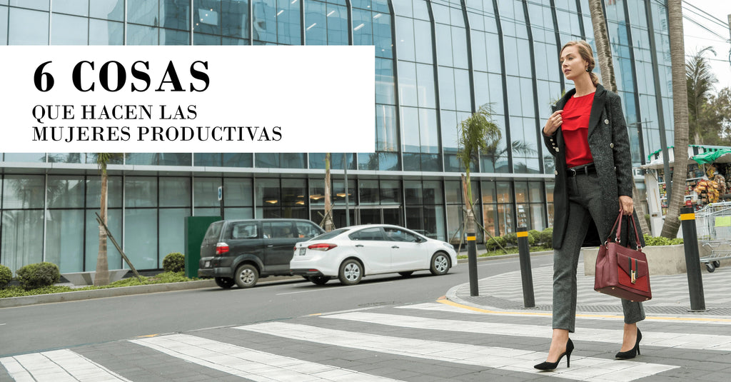 Mujer profesional con abrigo negro y blusa roja cruzando una calle urbana moderna