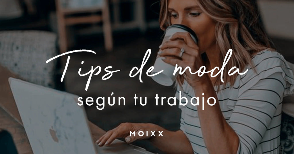 Mujer con blusa de rayas trabajando en laptop y tomando café, tips de moda según tu trabajo