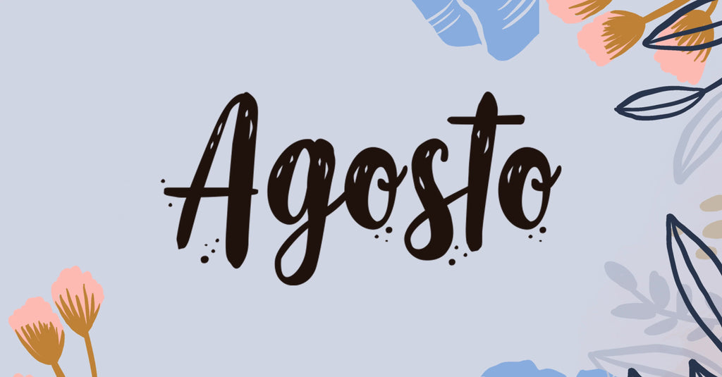 Texto artístico 'Agosto' en fondo azul claro con flores decorativas color rosa y azul