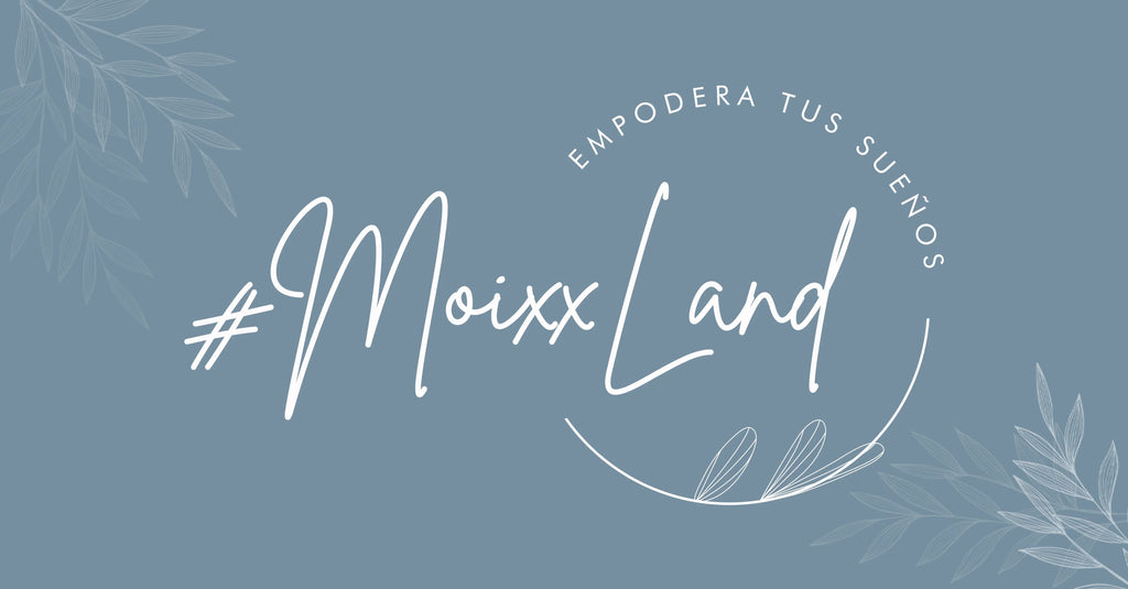 Fondo azul con texto blanco #MoixxLand y frase empodera tus sueños con hojas decorativas