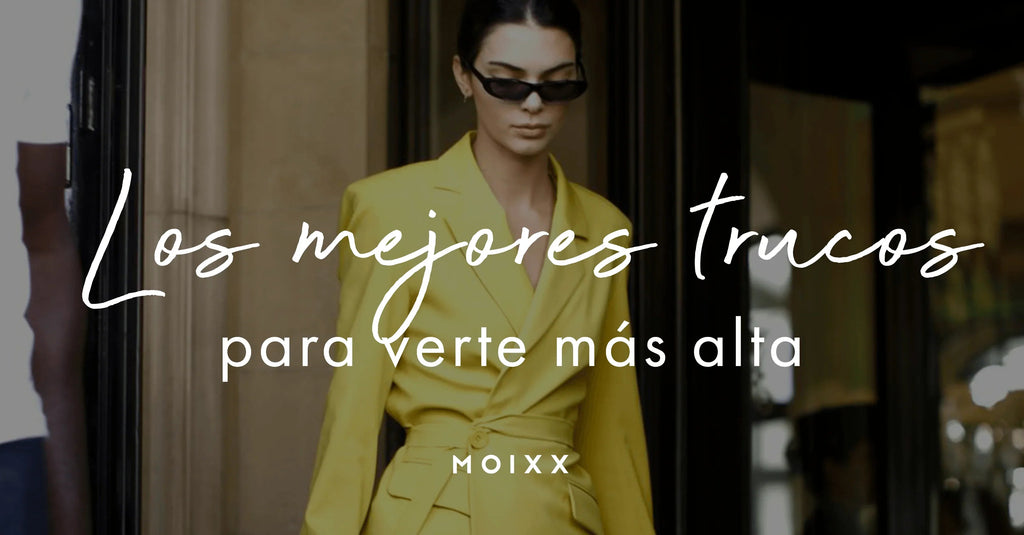 Mujer con blazer amarillo y gafas negras, texto sobre trucos para verse más alta