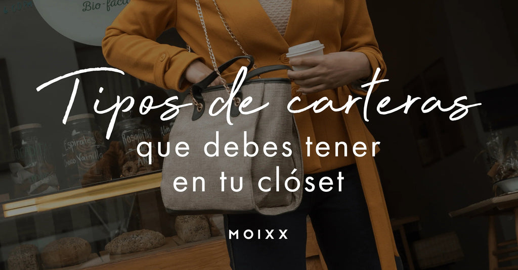 Mujer con abrigo mostaza sostiene cartera beige y café para llevar en tienda de panadería