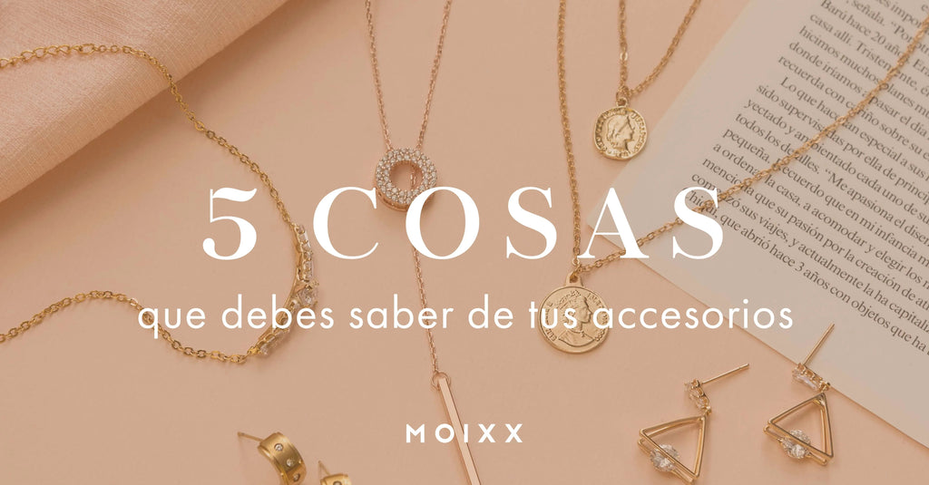 Collares y aretes dorados con dijes y cristales sobre fondo beige y texto sobre accesorios