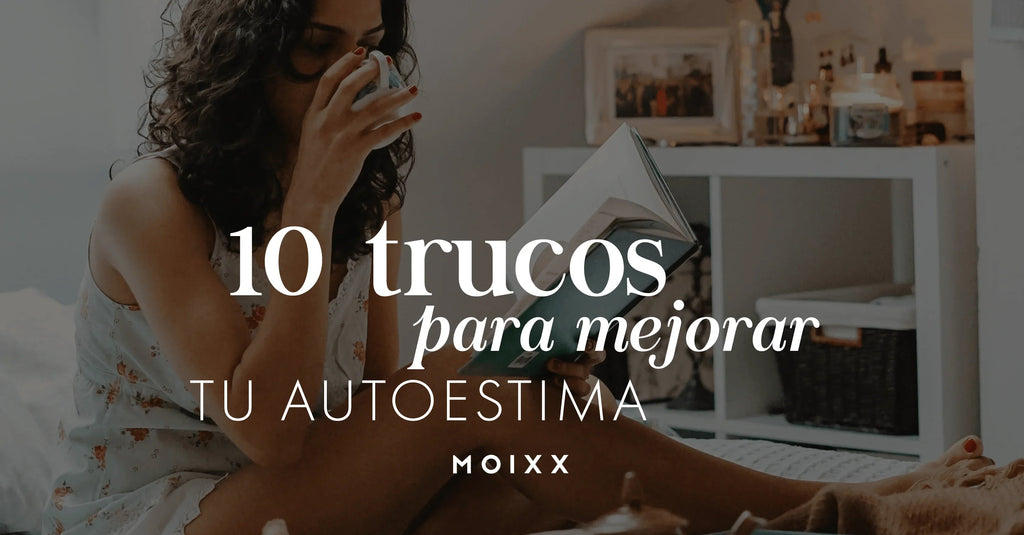 Mujer con vestido floral bebiendo y leyendo en casa con consejos para mejorar la autoestima