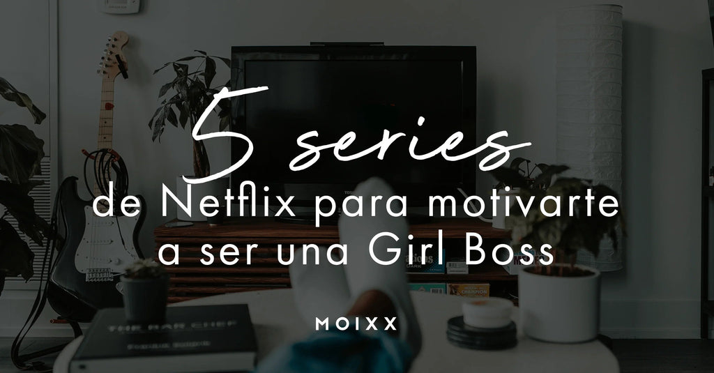 Sala moderna con televisor, guitarra eléctrica y plantas, texto sobre series de Netflix motivadoras
