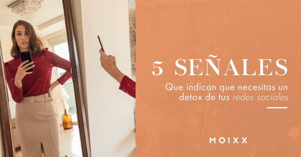 Mujer joven con blusa roja y falda beige tomándose selfie frente a espejo, texto señales para detox redes sociales