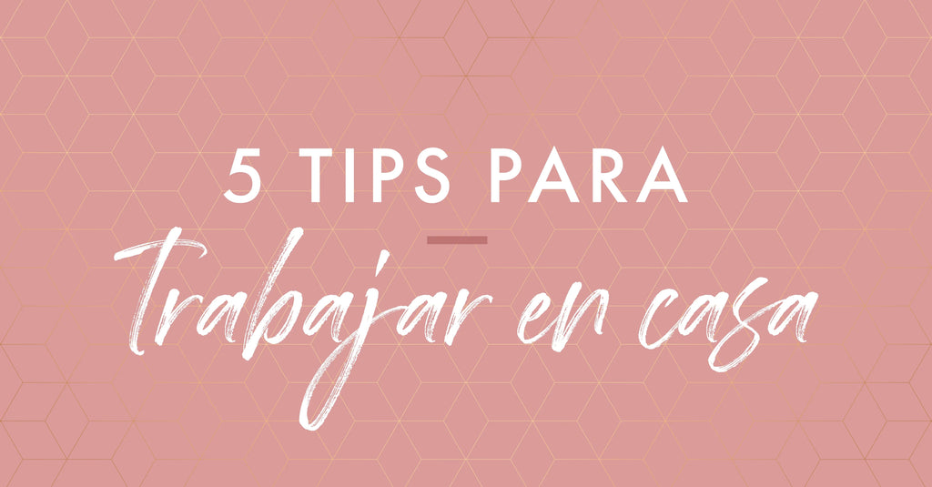 Fondo rosa con patrón geométrico y texto blanco: '5 Tips para trabajar en casa'