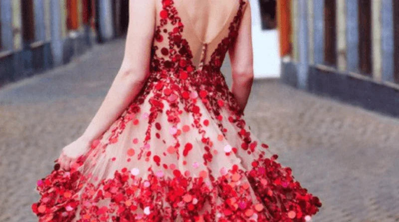 Vestido elegante rojo con detalles florales en 3D, espalda descubierta, en pasarela urbana