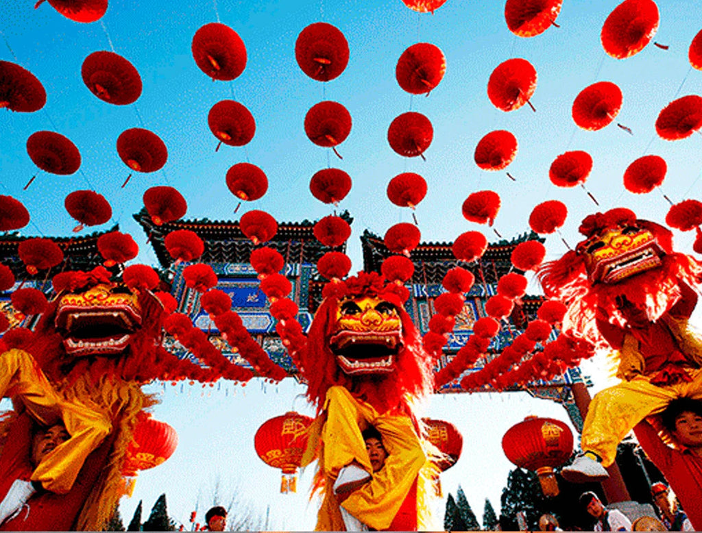 Danza tradicional del león en celebración con faroles rojos y arquitectura china de fondo en Año Nuevo Chino
