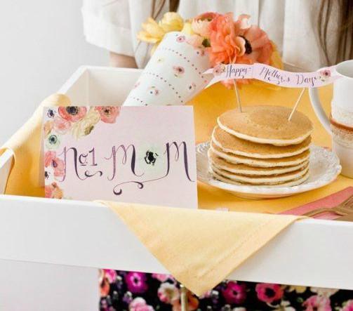 Desayuno en cama con pancakes, tarjeta No 1 Mom, flores y decoración para el Día de la Madre