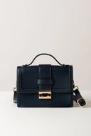 Bolso pequeño negro de cuero con asa y cierre dorado sobre fondo blanco