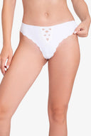 Ropa interior femenina blanca con diseño calado y bordes ondulados, primer plano de torso y piernas