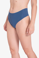 Braga alta azul sin costuras en mujer con piel clara, fondo blanco