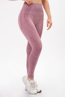 Leggings deportivos rosa con diseño perforado y zapatillas blancas para mujer